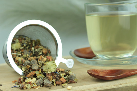 Produktfoto einer Tasse Tee und losen Teeblättern von Silence, aromatisierte Kräuter-Früchteteemischung mit süßem Pfirsich.