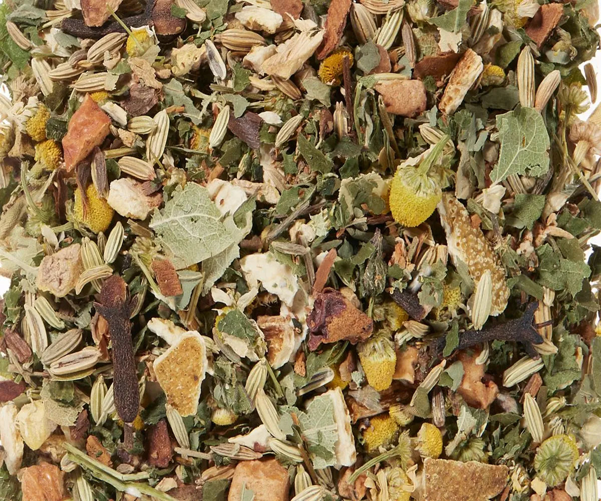 Freigestellte Nahaufnahme der naturbelassenen Kräuterteemischung "Sorglos" mit Kamillenblüten, Fenchel und Gewürzen
