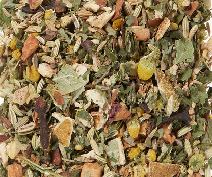 Freigestellte Nahaufnahme der naturbelassenen Kräuterteemischung "Sorglos" mit Kamillenblüten, Fenchel und Gewürzen