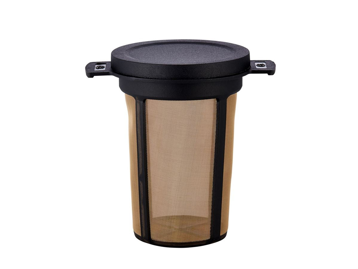 Teefilter (Dauerfilter) mit feinem Sieb und schwarzem Deckel mit Griffen, freigestellt vor weißem Hintergrund