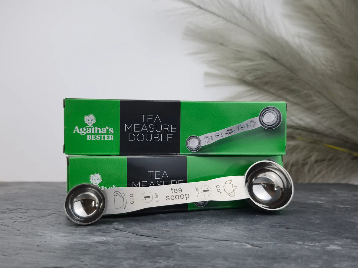 Produktfoto der Verpackung und des Teemaßes „Double“ von Agatha's Bester für präzise Dosierung und perfekten Teegenuss.