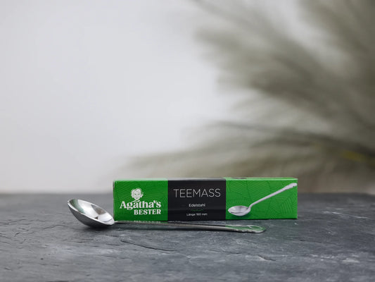 Produktfoto der Verpackung und des Teemaßes aus Edelstahl von Agatha's Bester für präzise Dosierung und perfekten Teegenuss.