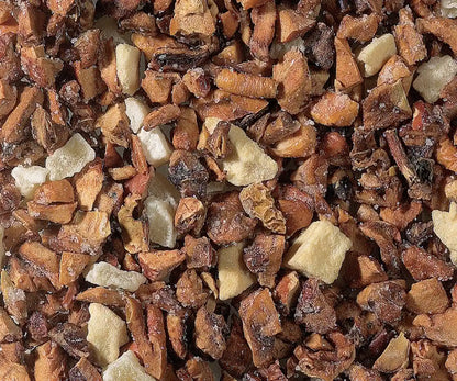 Freigestellte Nahaufnahme der aromatisierten Früchteteemischung "Türkischer Apfeltee" mit Apfel- und Ananasstücken