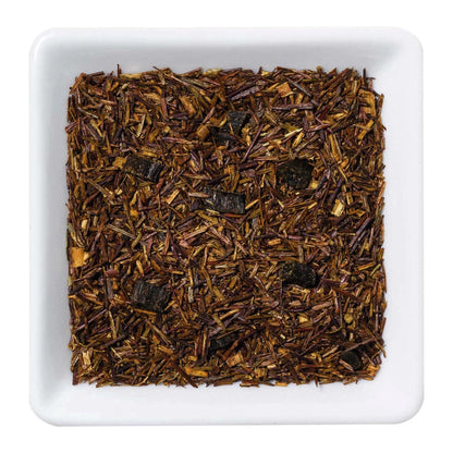 Freigestellte Nahaufnahme des aromatisierten Rooibos-Tees "Vanille" mit Bourbon-Vanille-Extrakt und Rooibosblättern.