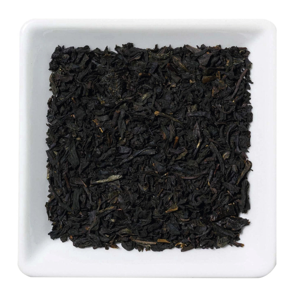 Freigestellte Nahaufnahme des natürlich aromatisierten schwarzen Tees "Vanille" mit Bourbon-Vanille.