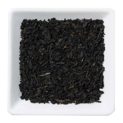 Freigestellte Nahaufnahme des natürlich aromatisierten schwarzen Tees "Vanille" mit Bourbon-Vanille.