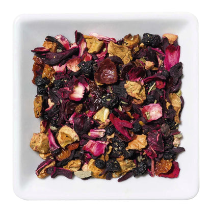Freigestellte Nahaufnahme der aromatisierten Früchteteemischung "Waldfrucht" mit Waldbeeren.