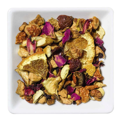 Freigestellte Nahaufnahme der natürlich aromatisierten Früchteteemischung "Wildorange" mit Orangenstücken und Blütenblättern.
