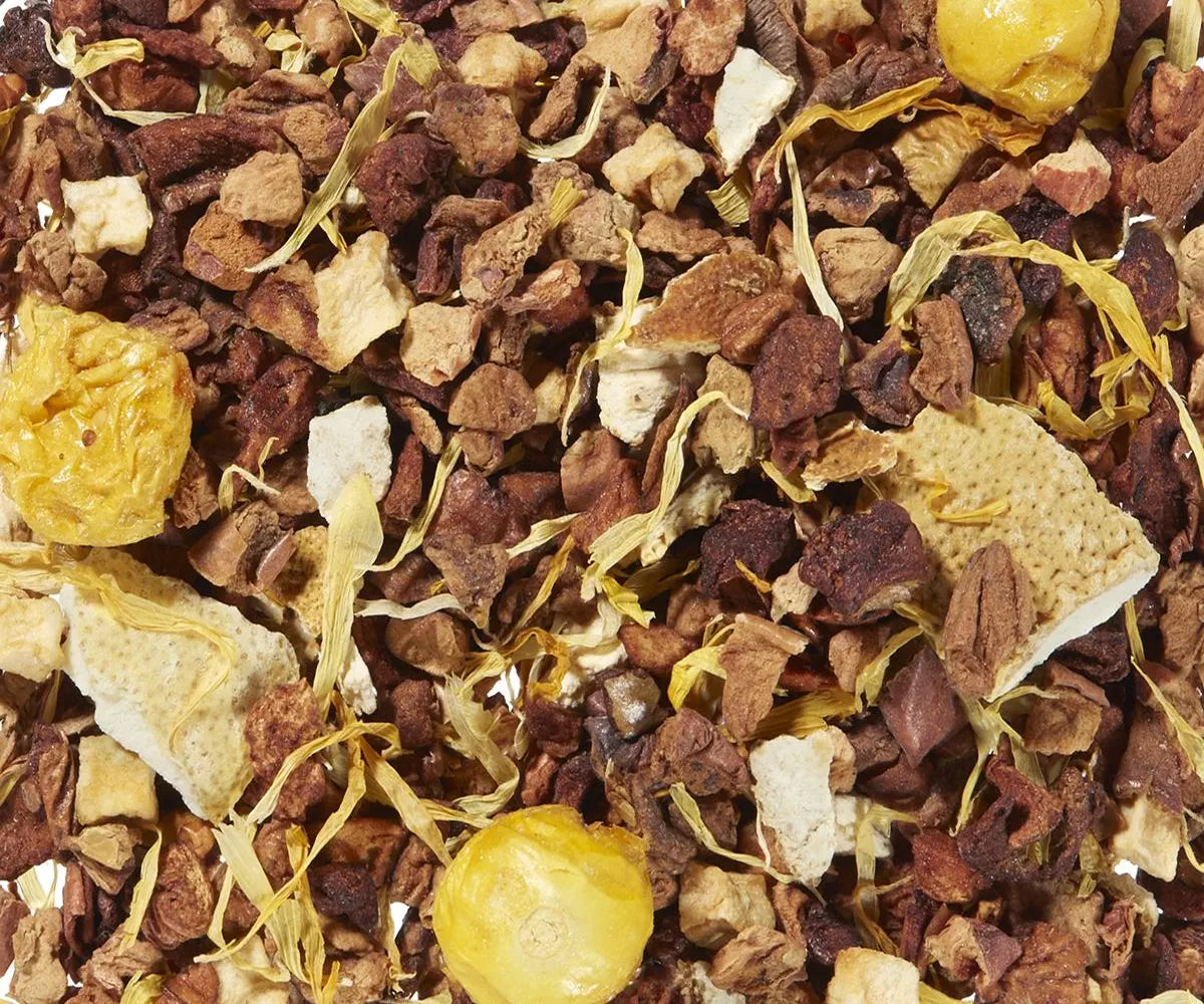 Freigestellte Nahaufnahme der aromatisierten Früchteteemischung "Zitro-Schock" mit Physalis und spritziger Zitrusnote
