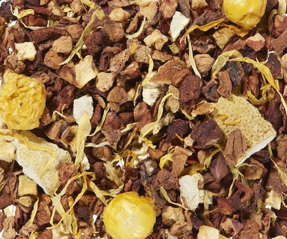 Freigestellte Nahaufnahme der aromatisierten Früchteteemischung "Zitro-Schock" mit Physalis und spritziger Zitrusnote
